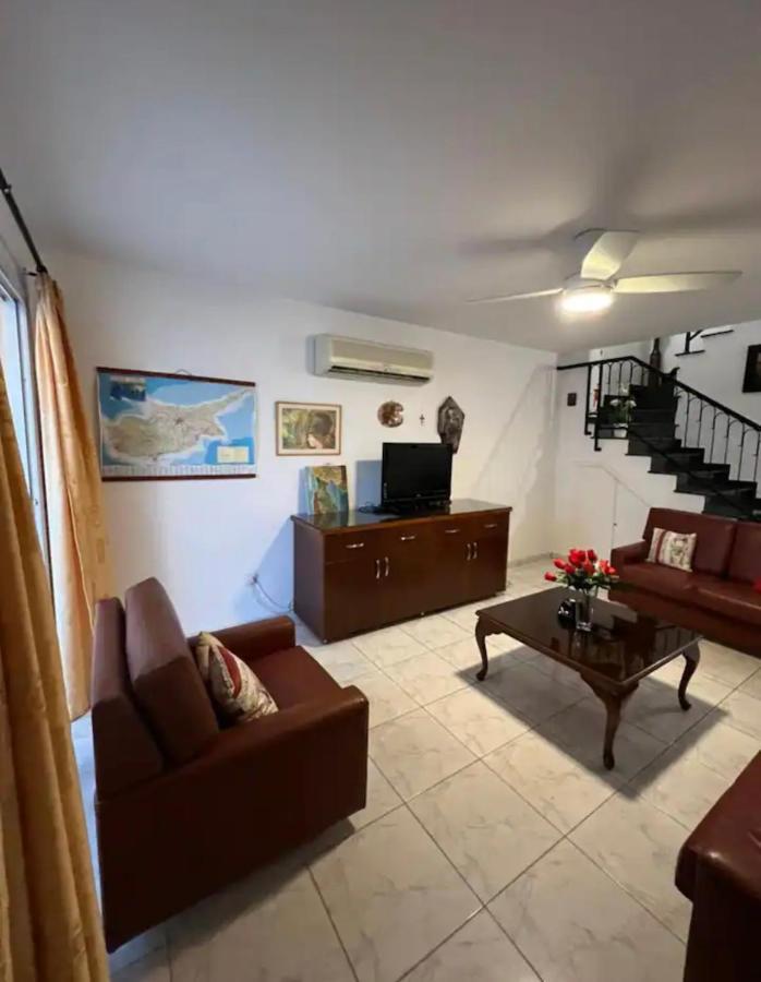 Marias Spacious Aparment Paphos Buitenkant foto
